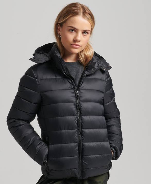 κλασικό puffer jacket με κουκούλα γυναίκες είδη ένδυσης μαύρος Superdry L02L3565