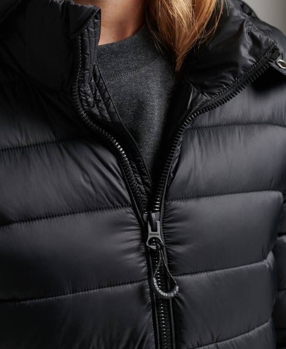 κλασικό puffer jacket με κουκούλα γυναίκες είδη ένδυσης μαύρος Superdry L02L3565