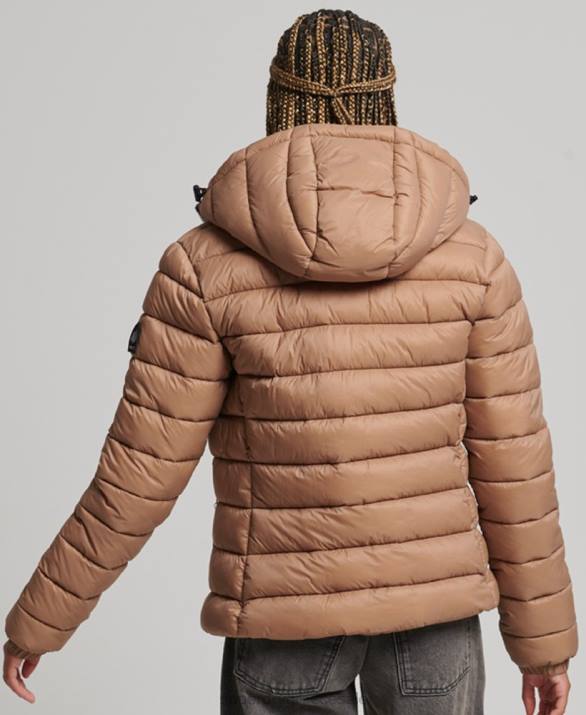 κλασικό puffer jacket με κουκούλα γυναίκες είδη ένδυσης καφέ Superdry L02L3686