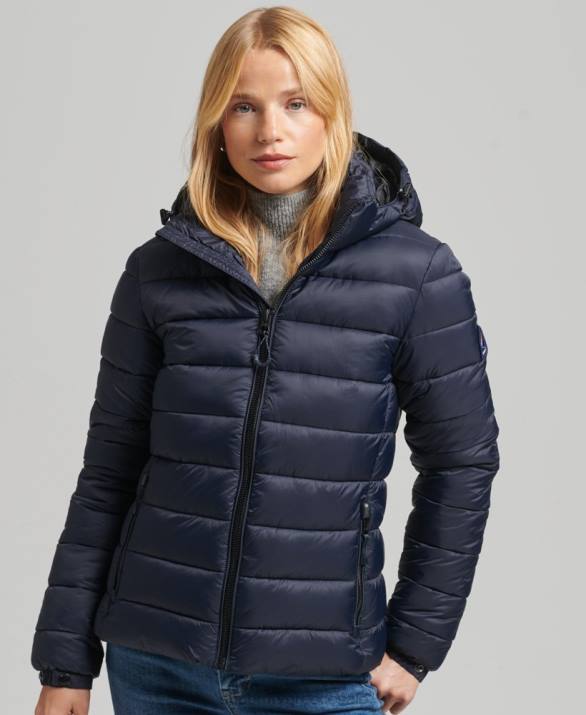 κλασικό puffer jacket με κουκούλα γυναίκες είδη ένδυσης ΠΟΛΕΜΙΚΟ ΝΑΥΤΙΚΟ Superdry L02L3687